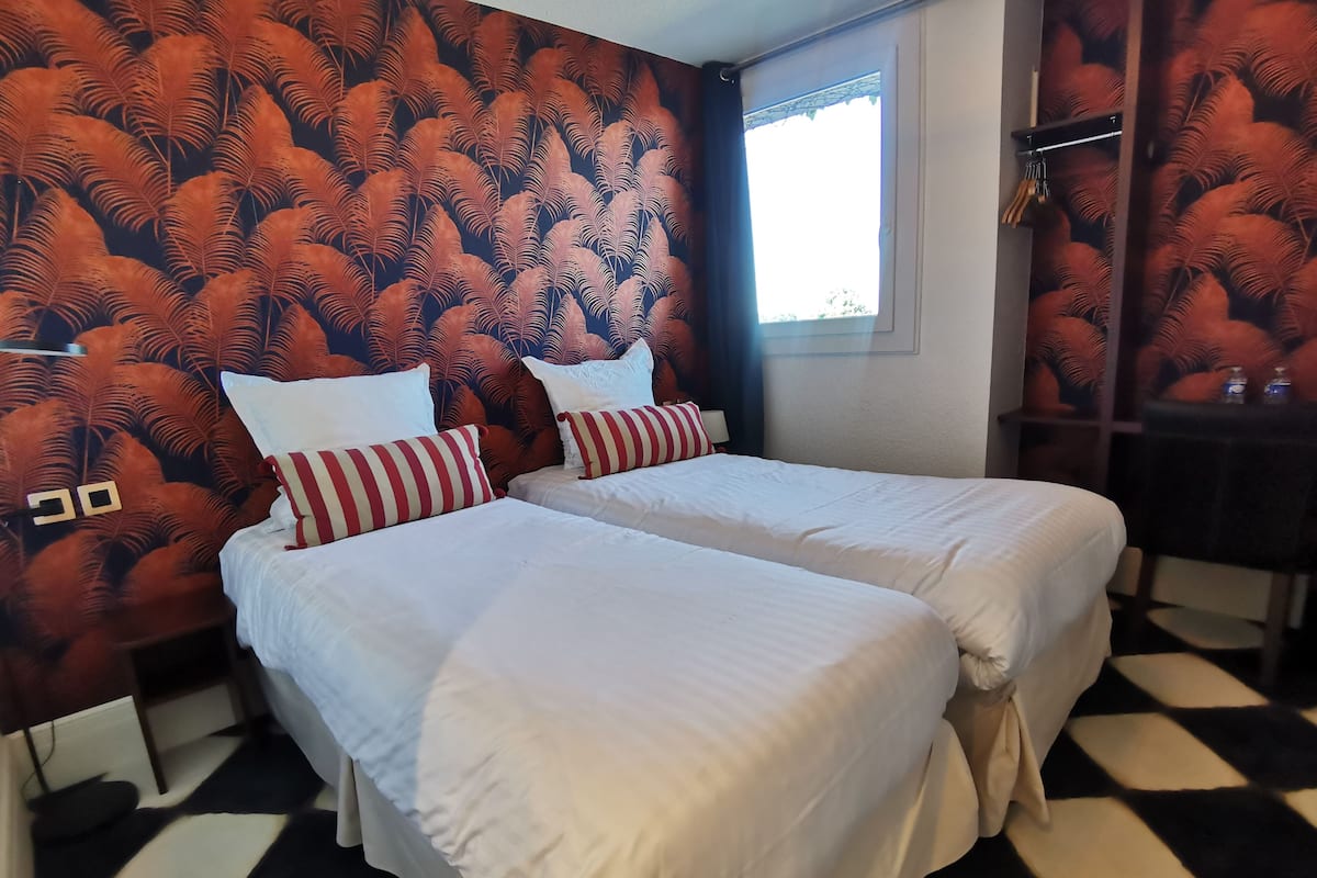 Ropa de cama de alta calidad, escritorio y cortinas blackout