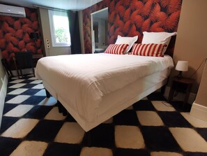 Literie de qualité supérieure, bureau, rideaux occultants