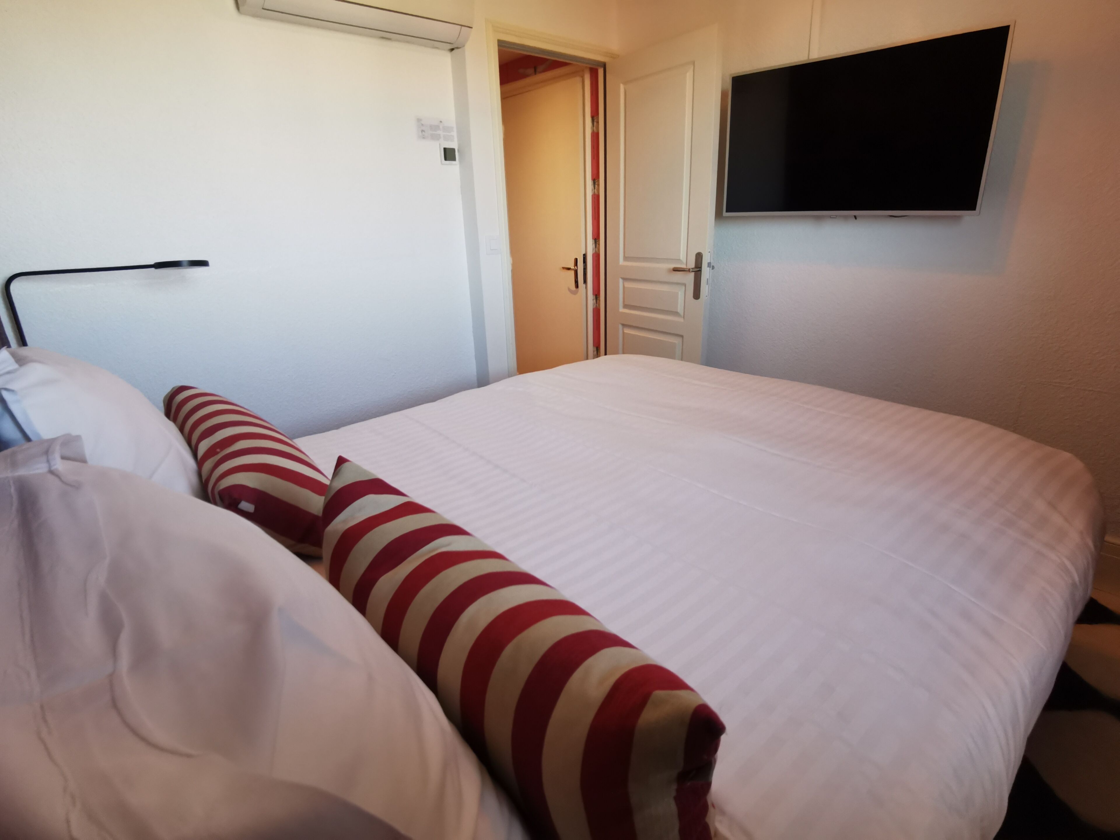 Ropa de cama de alta calidad, escritorio y cortinas blackout 