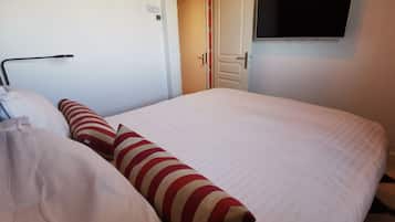Ropa de cama de alta calidad, escritorio y cortinas blackout