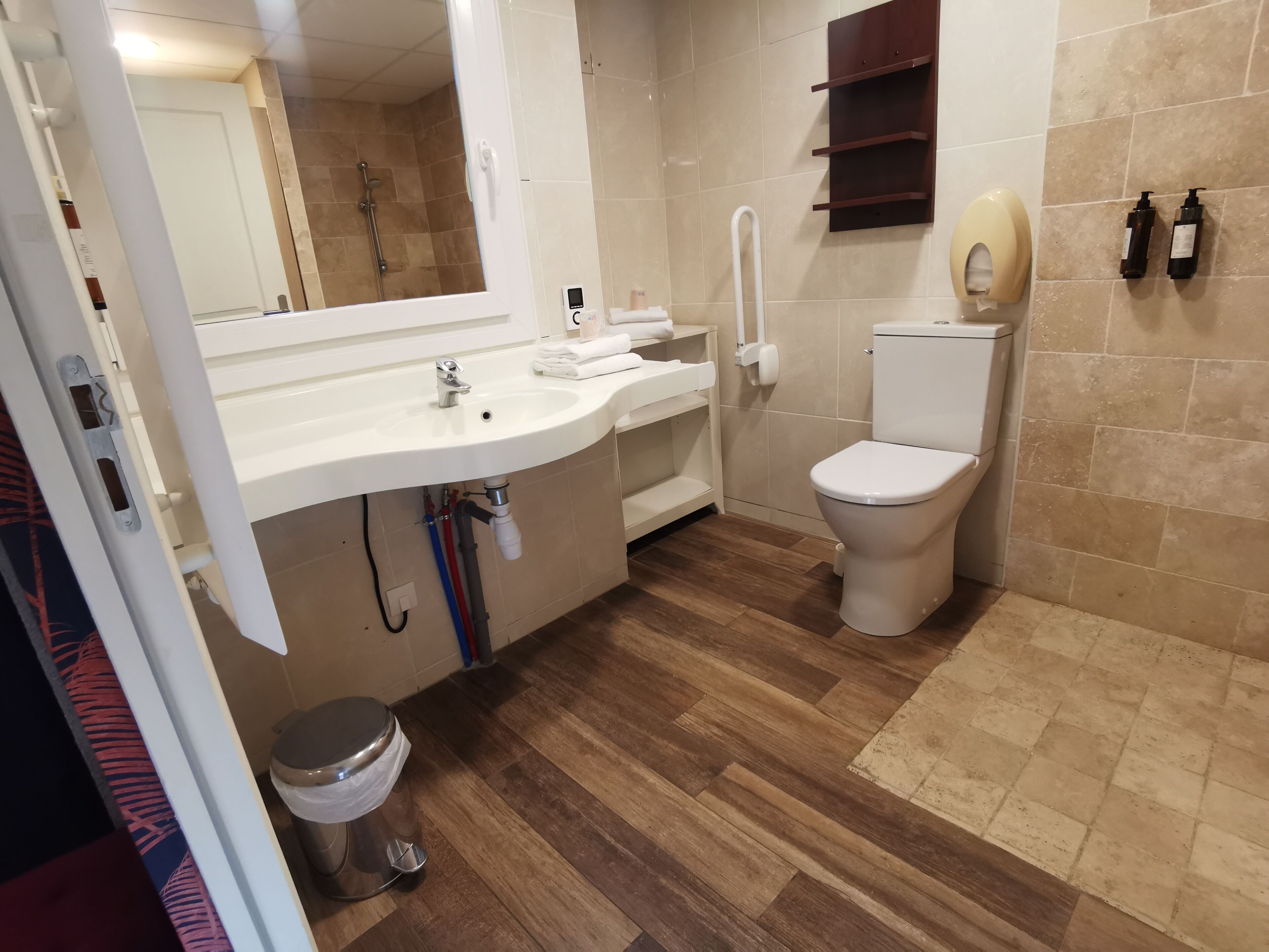 Ein Badezimmer mit Waschbecken, Toilette und Dusche.