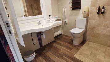 Ein Badezimmer mit Waschbecken, Toilette und Dusche.