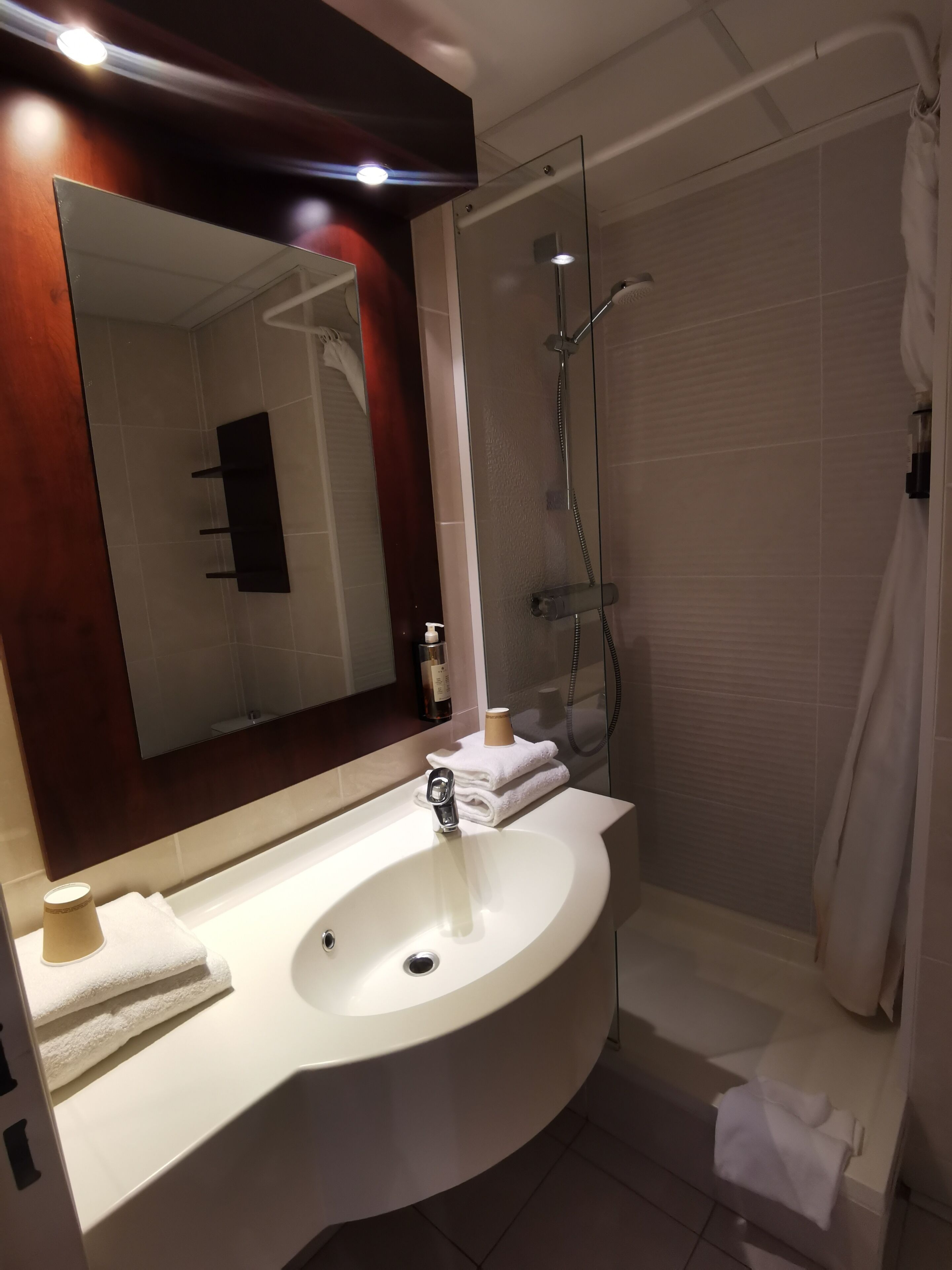 Douche, articles de toilette gratuits, sèche-cheveux