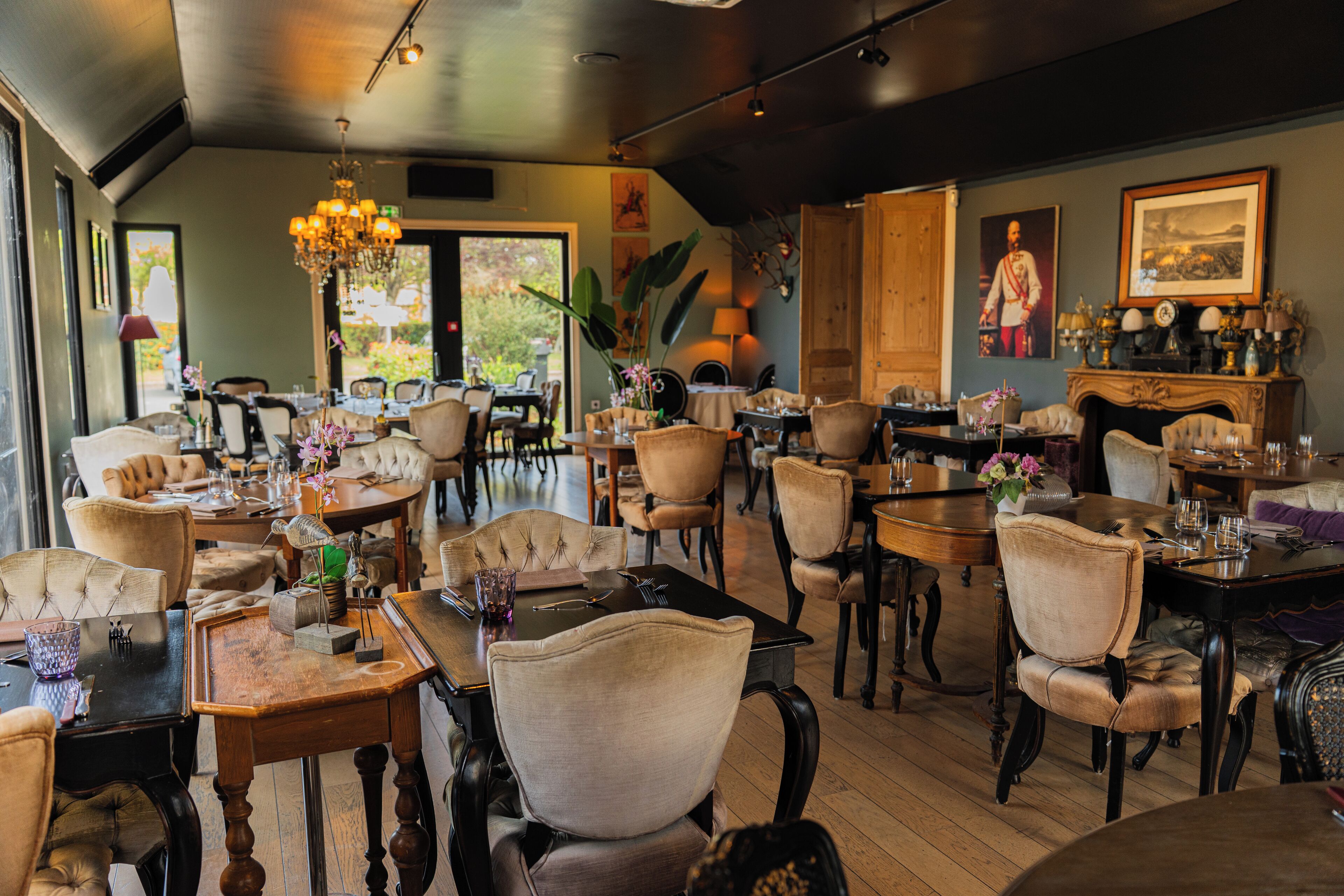 Déjeuner et dîner servis sur place, spécialités Cuisine française