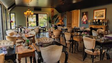 Déjeuner et dßner servis sur place, spécialités Cuisine française