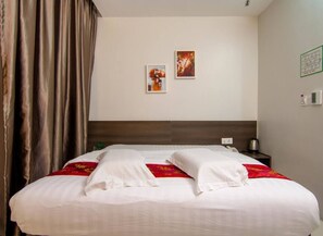 Deluxe King Window | In-room safe, desk, iron/ironing board, free WiFi