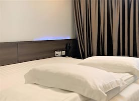 Caja fuerte, escritorio, tabla de planchar con plancha y wifi gratis