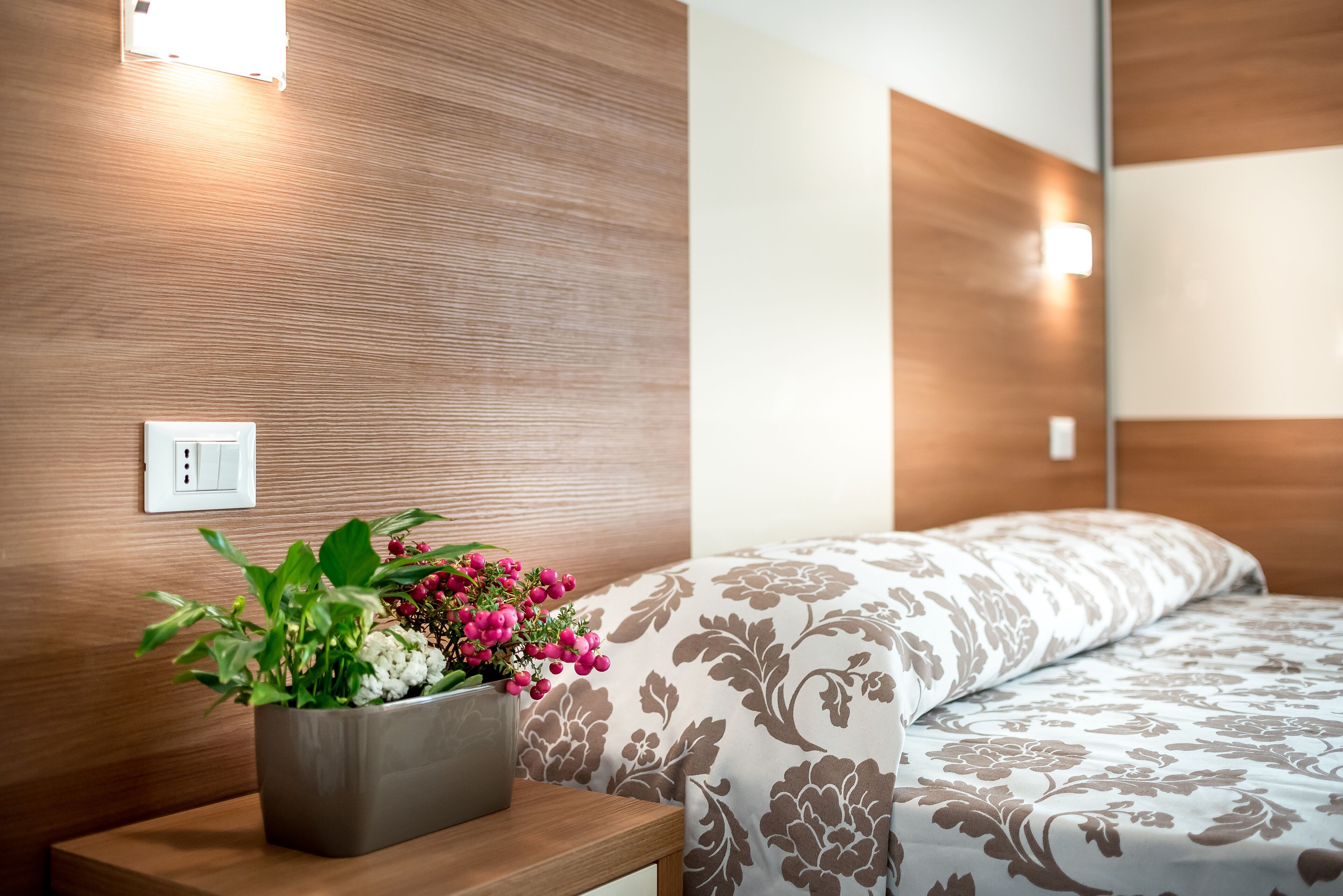 Zimmersafe, Schreibtisch, Verdunkelungsvorhänge, kostenloses WLAN