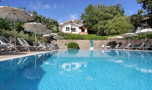 Een seizoensgebonden buitenzwembad