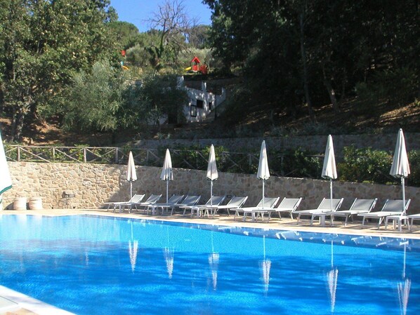 Una piscina al aire libre de temporada