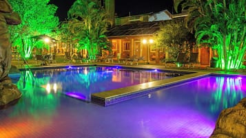 2 hồ bơi ngoài trời, mở cửa từ 9:00 đến 21:00, ghế dài tắm nắng
