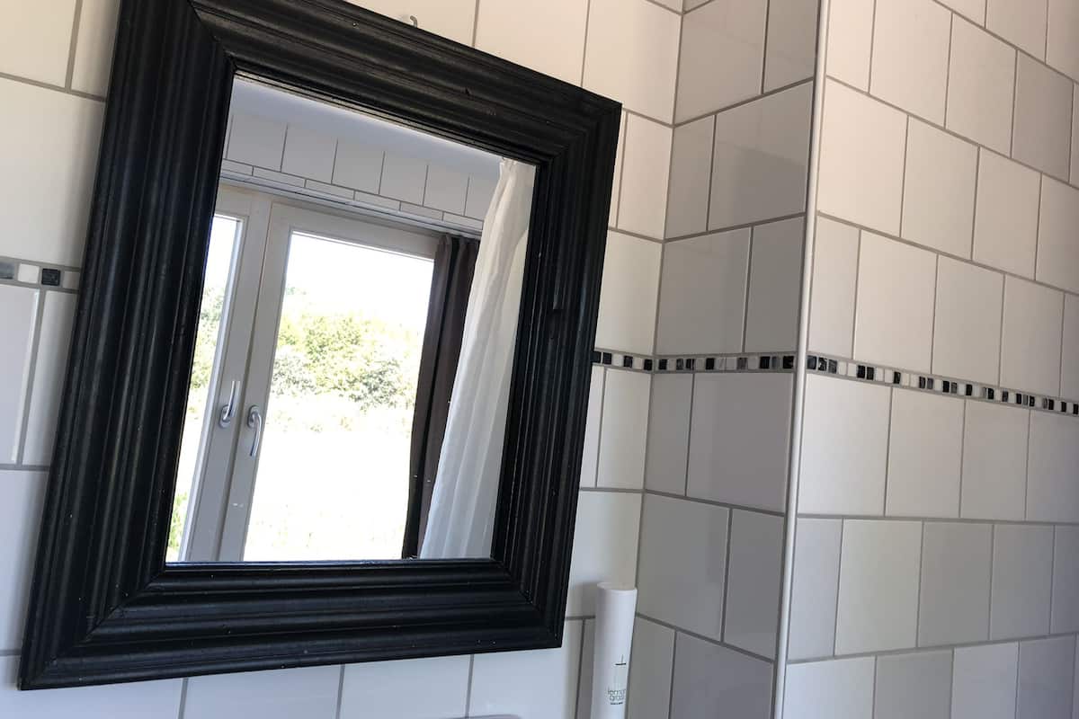 standard room | bathroom | free toiletries, hair dryer, towels, soap