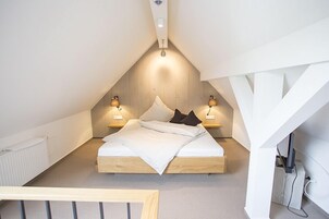 华丽客房 (King Size Bed) | 高档床上用品、办公桌、笔记本电脑工作区、遮光窗帘