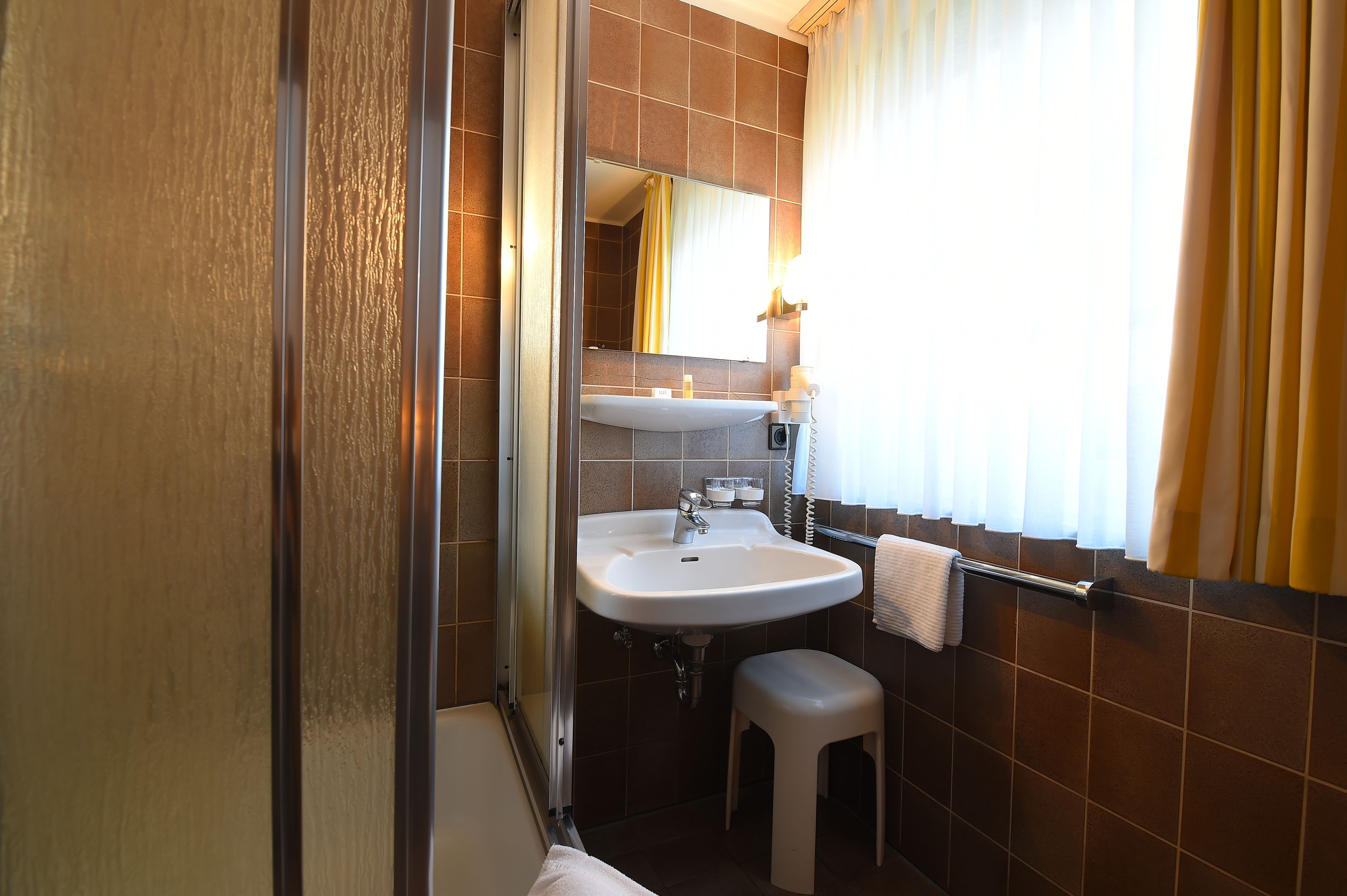 standard double room | bathroom | shower, free toiletries, hair dryer, towels