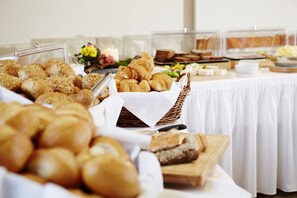 Free daily buffet breakfast  - Landhotel Gasthof Willecke (Sundern)