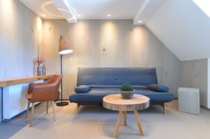 华丽客房 (King Size Bed) | 高档床上用品、办公桌、笔记本电脑工作区、遮光窗帘