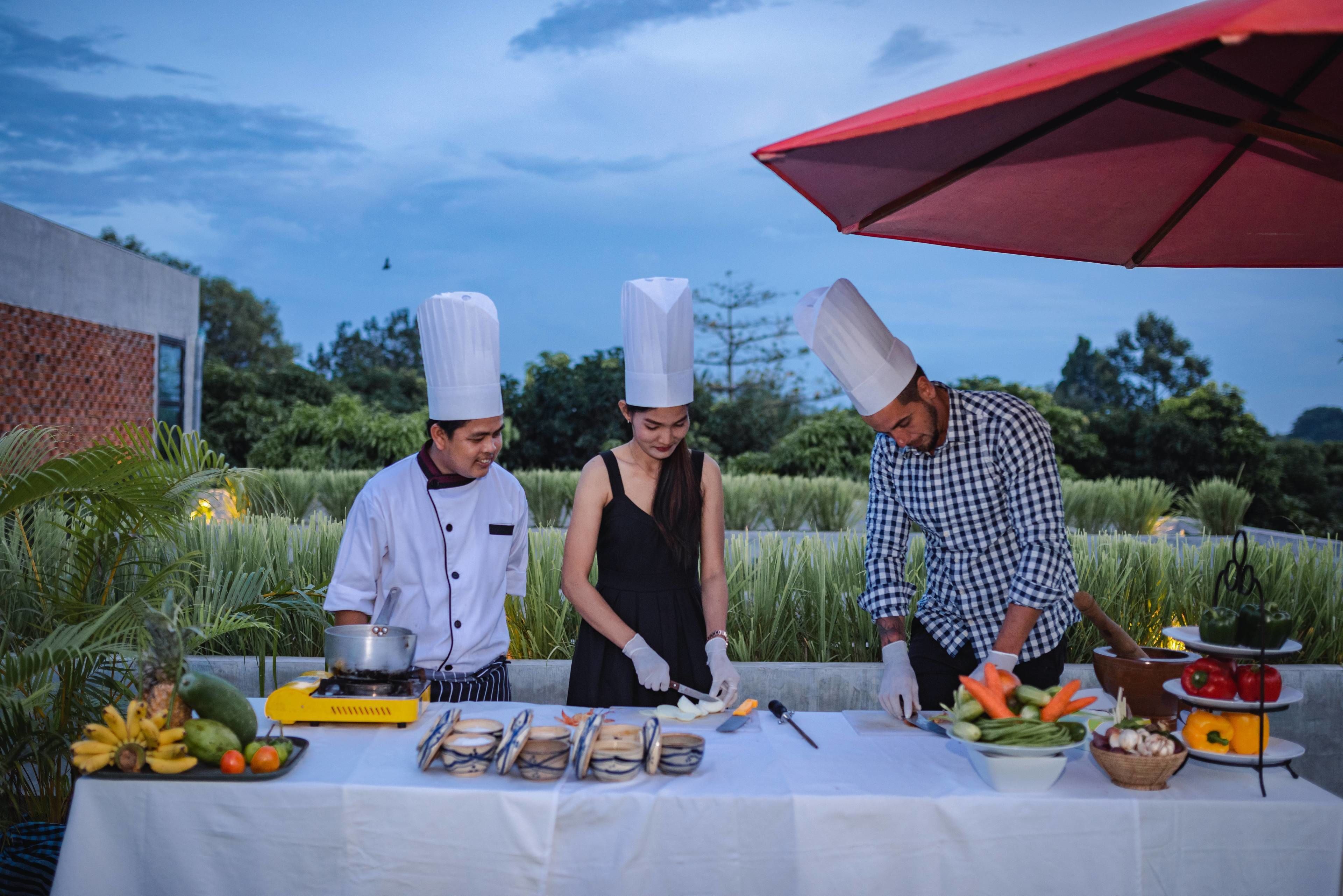 2 restaurants, breakfast, lunch served; local and international cuisine