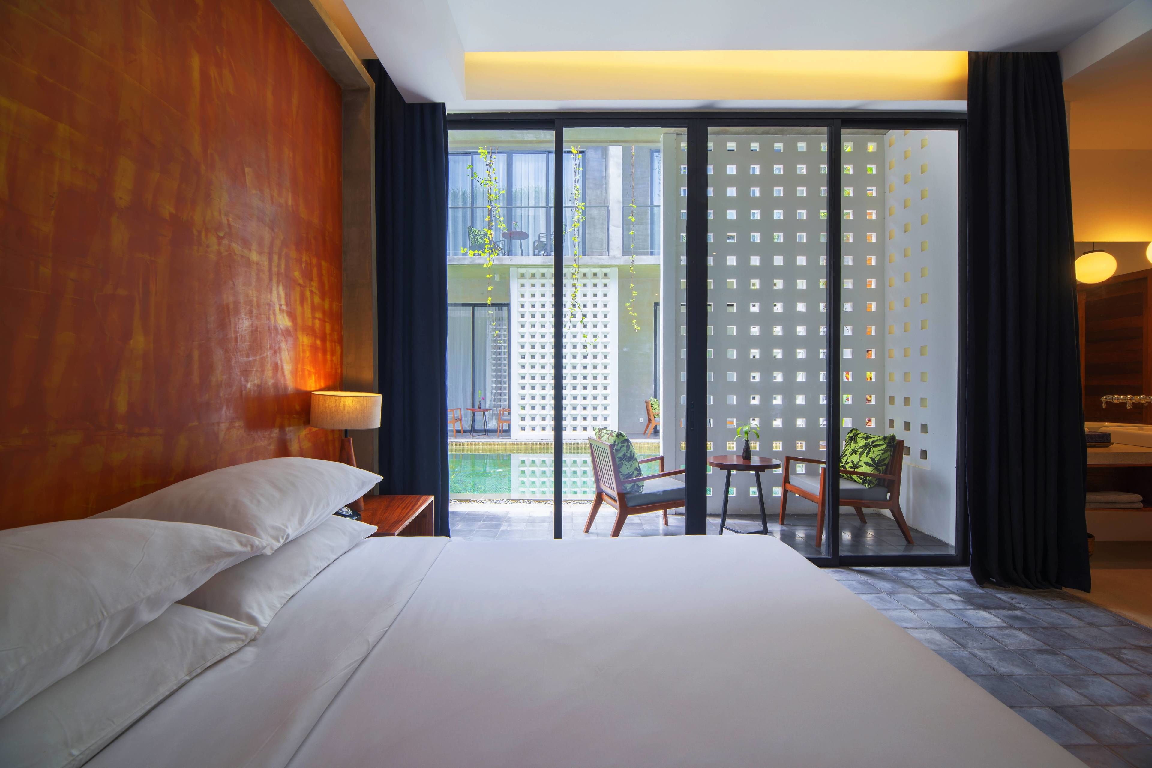 suite, 1 king bed, pool view | balcony view