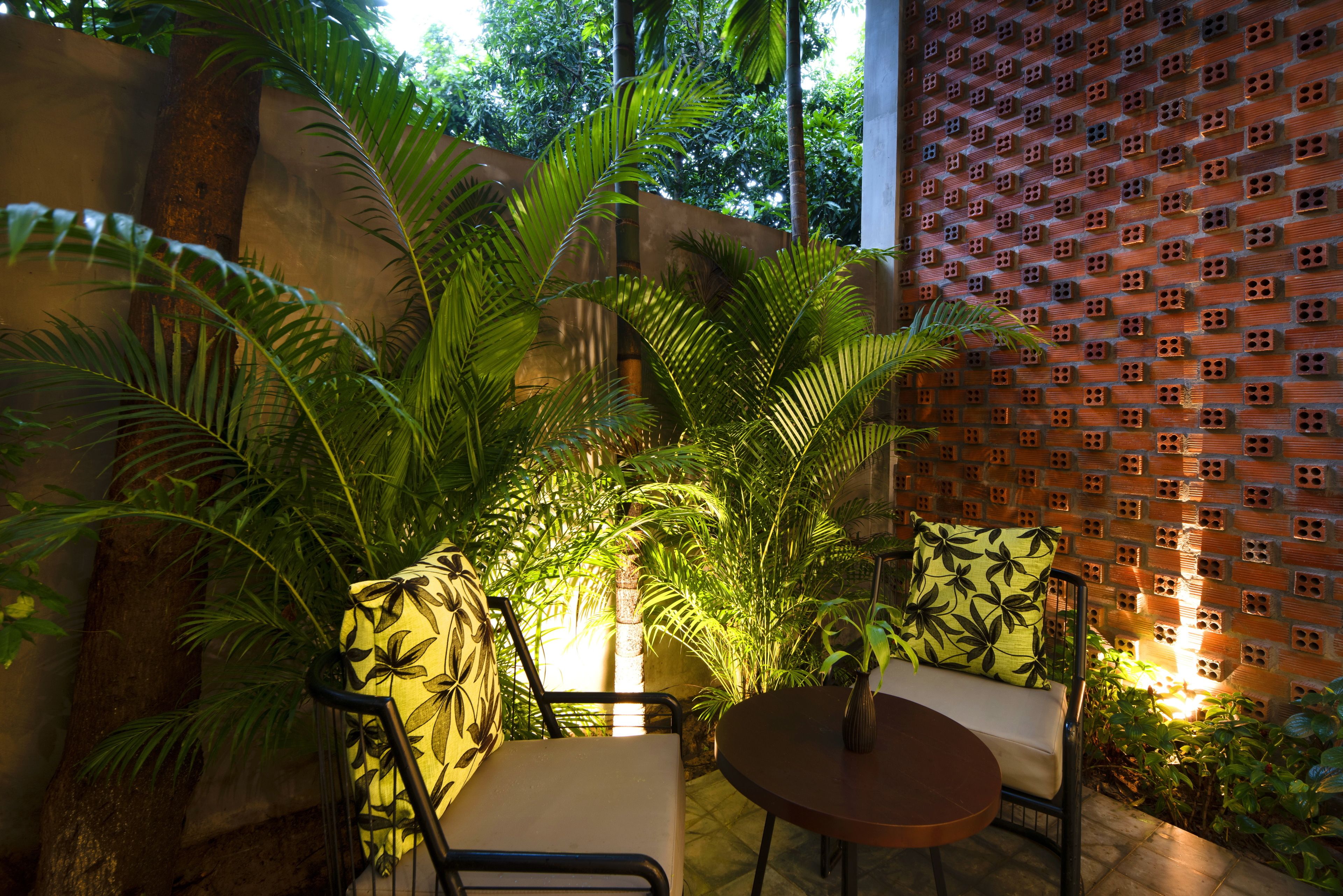 executive double room, multiple beds, bathtub | garden view