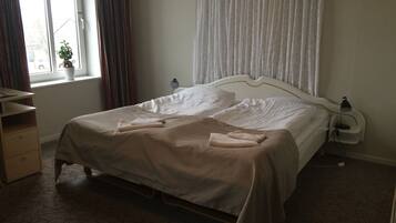 Double Room | Desk, iron/ironing board, free cribs/infant beds, rollaway beds