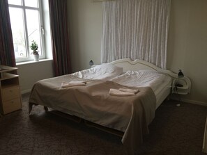 Camera doppia | Una scrivania, ferro/asse da stiro, culle/letti per bambini (gratuiti)