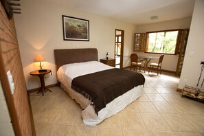 Minibar, caja de seguridad en la habitación, wifi gratis y ropa de cama