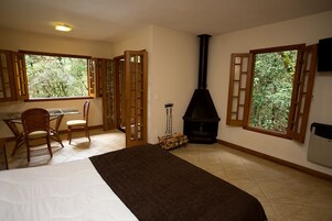 Chalé (4) | Frigobar, cofres nos quartos, Wi-Fi de cortesia, roupa de cama