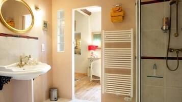 Habitación doble superior, baño privado | Baño | Artículos de higiene personal gratuitos y albornoces