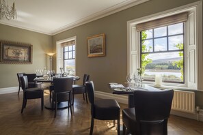 Tägliches Frühstücksbuffet (15 EUR pro Person)