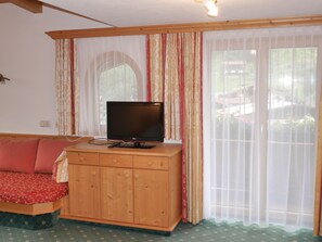 Suite, balcón, vista a la montaña | Caja de seguridad en la habitación y escritorio 