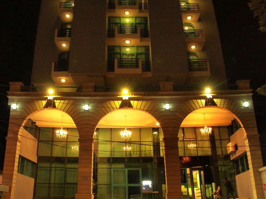 Fachada da propriedade à noite