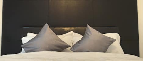 Roupas de cama premium, cofres nos quartos, escrivaninha