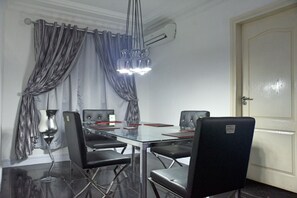 Apartment, 3 Bedrooms (Platinum) | In-room dining