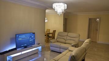 Apartament, 3 dormitoris (Gold) | Sala d'estar | Televisor LED