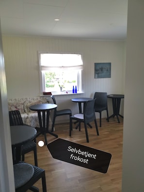 Nevera en la zona común y microondas en la zona común