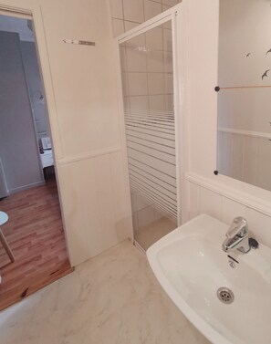 Standard Single Room, 1 Single Bed | Bathroom | Towels, toilet paper - Vertshuset Fannarheimr (Orkland)