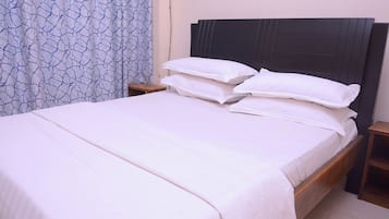 Standard Suite, 1 Bedroom | In-room dining