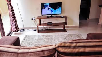 Suite estándar, 1 habitación | Sala de estar | Televisión de pantalla plana