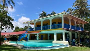 Outdoor pool, free pool cabanas, pool loungers
