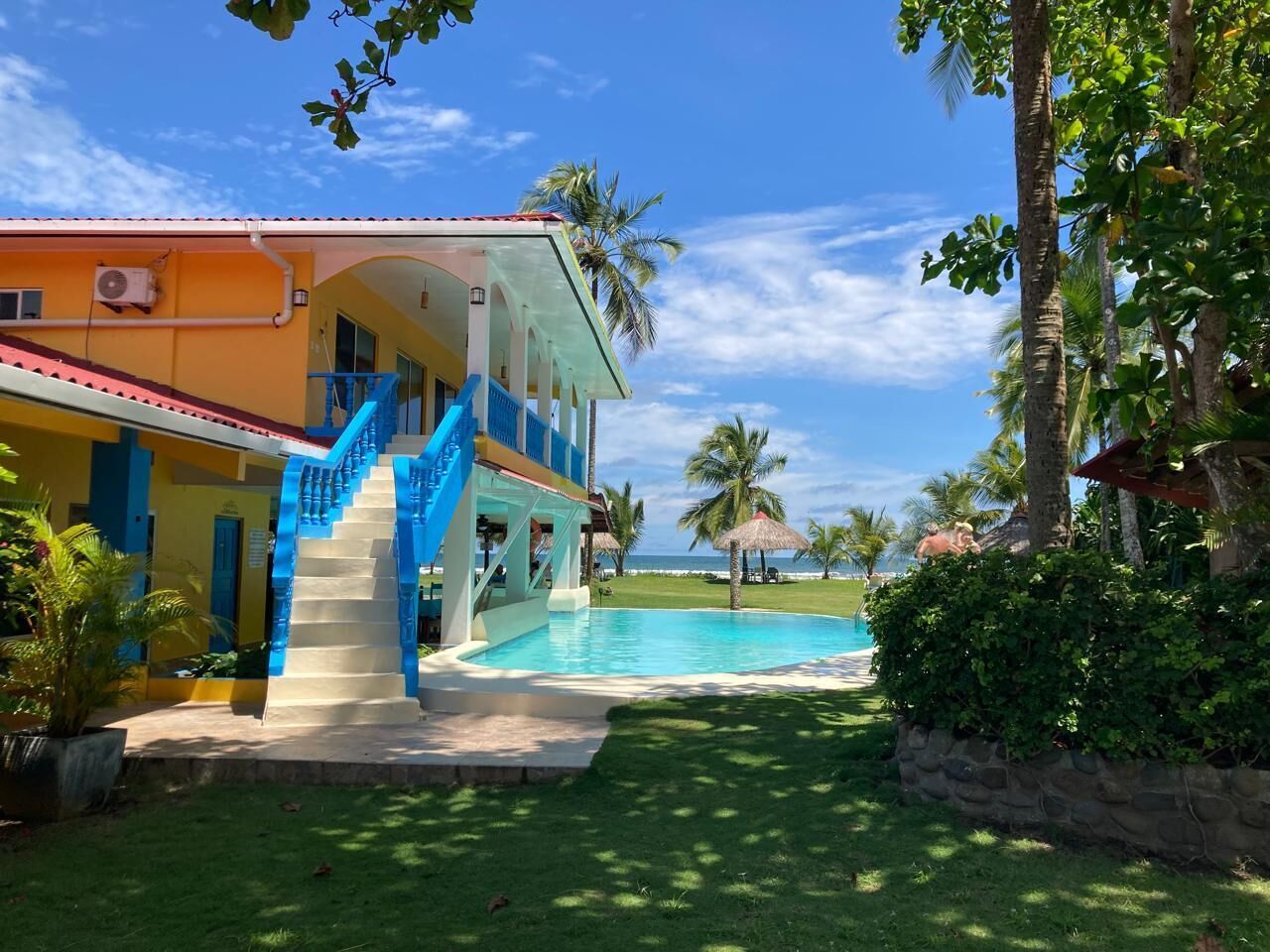 outdoor pool, free pool cabanas, pool loungers