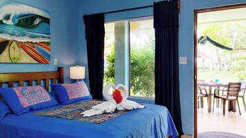 Junior-huone | Tallelokero huoneessa, työpöytä