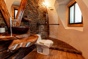 Hobbit Home | Bathroom | Hair dryer, toilet paper - Bambuda Castle - Hostel (Los Naranjos)