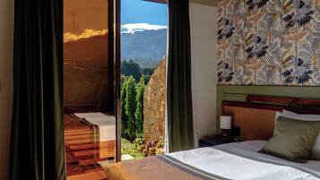 Family & Friends | In-room safe, free WiFi, bed sheets