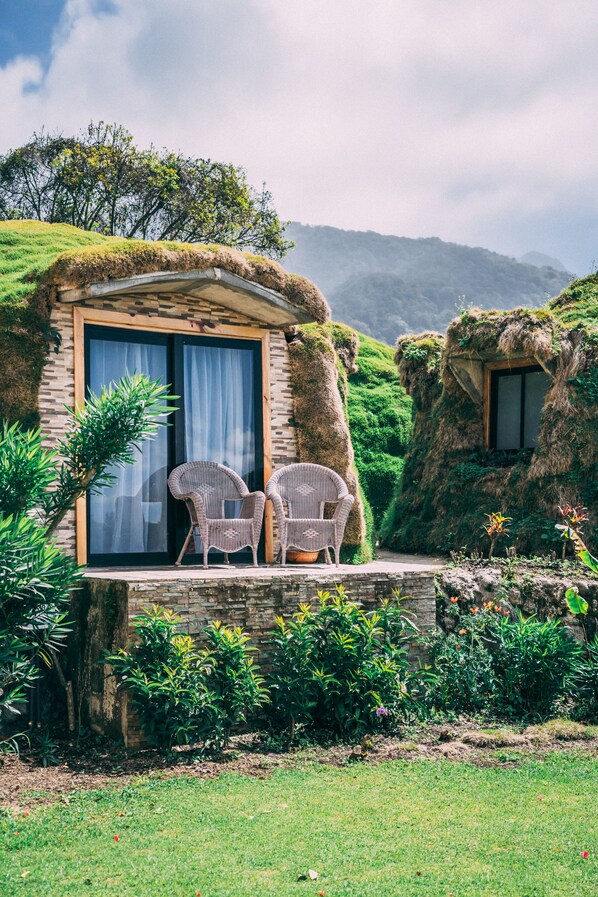 Hobbit Home | Garden view - Bambuda Castle - Hostel (Los Naranjos)