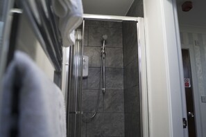 Camera familiare | Bagno | Doccia, asciugamani