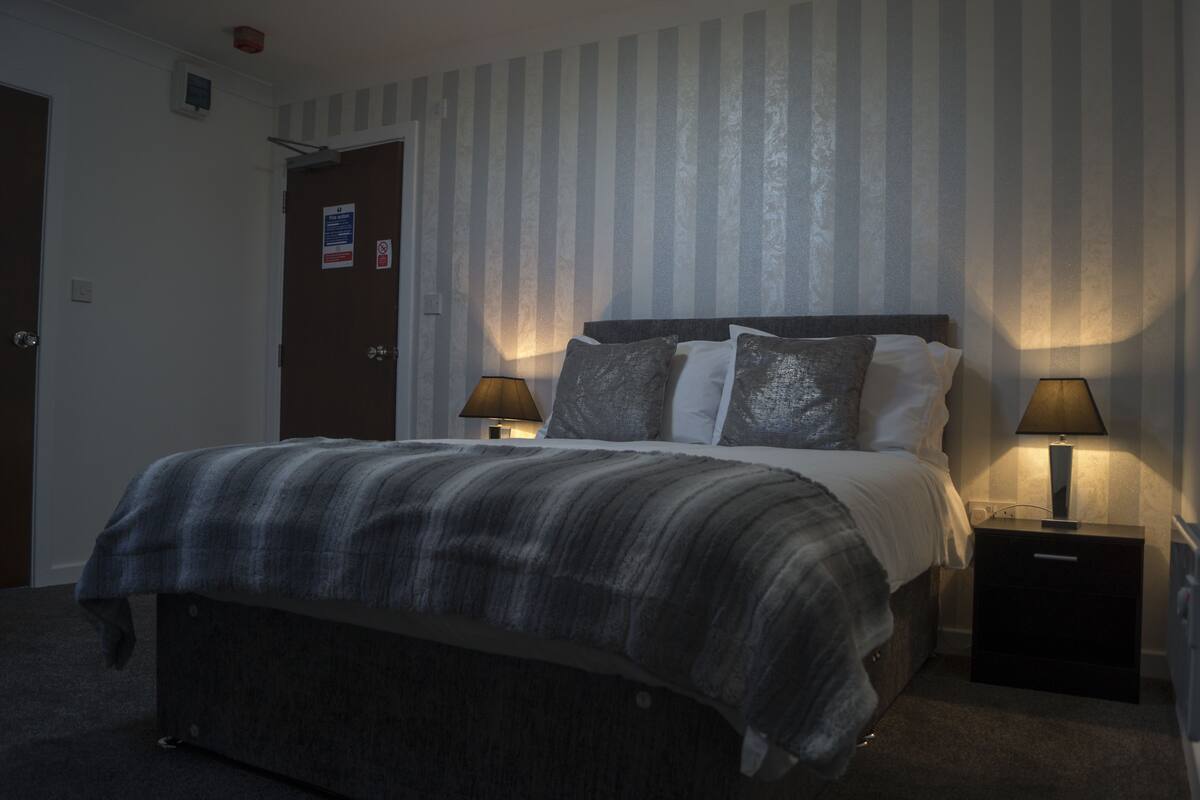 Deluxe Double Room | Soundproofing, iron/ironing board (on request), WiFi (free), bed sheets