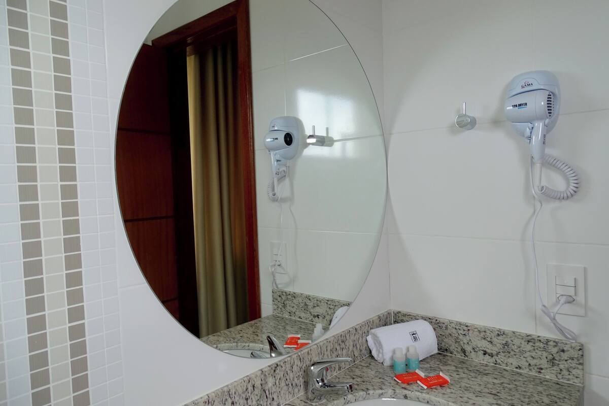 shower, free toiletries, towels