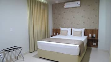 Casal Luxo | Frigobar, escrivaninha, cortinas blackout, Wi-Fi de cortesia