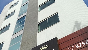 Un letrero de hotel con el nombre 'BITTI HOTEL' y el número '27 3256'.