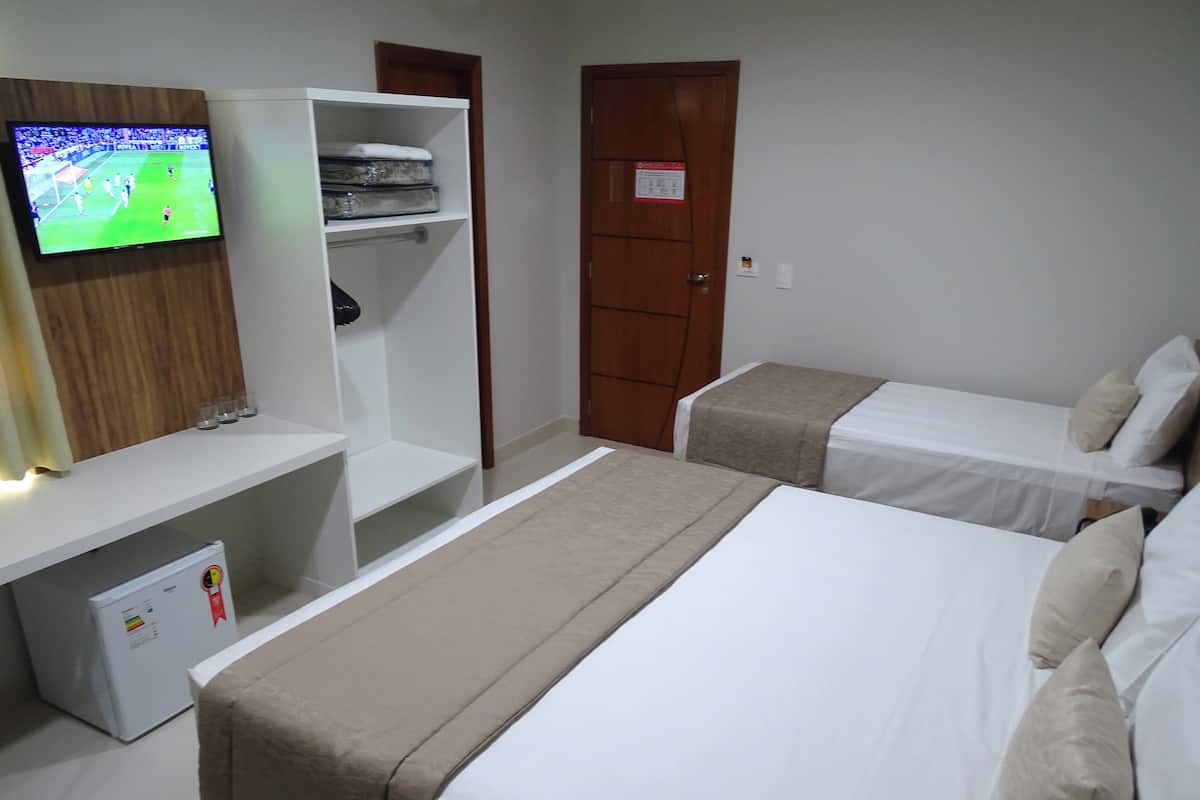 Habitación triple de lujo | Minibar, escritorio, cortinas opacas y wifi gratis